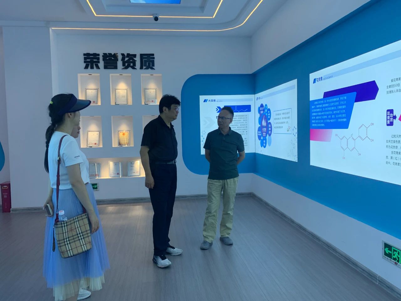中國(guó)旅游協(xié)會(huì)旅游商品與裝備分會(huì)陳斌秘書(shū)長(zhǎng)來(lái)邵考察旅游商品企業(yè)